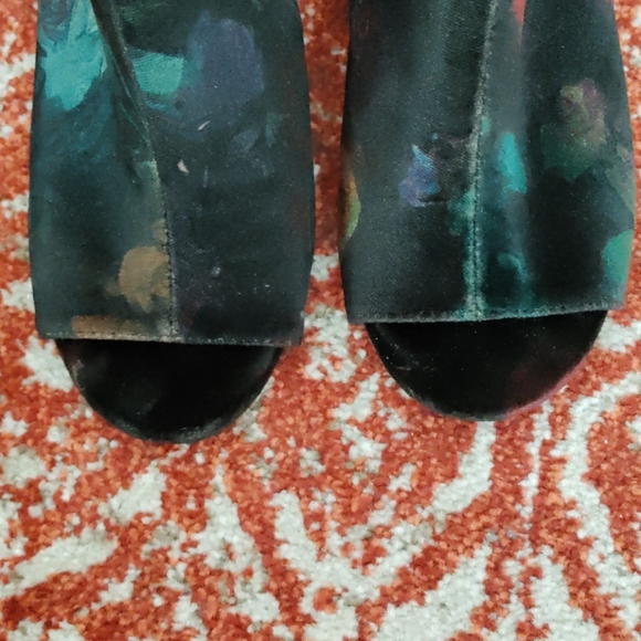 Metaphor Peekaboo Booties - Picture 4 of 7